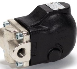 Конденсатоотводчики, Как выбрать конденсатоотводчик? Неотъемлемой составляющей любой паровой системы являются конденсатоотводчики. Эти устройства предназначены для отвода не участвующего в технологическом или рабочем процессе конденсата. Последний сливается непрерывно или по мере его накопления в системе.  Конденсатоотводчик обеспечивает отвод воздуха при запуске парокондесатной системы и отведение конденсата в процессе ее работы. Также отводчик поддерживает работоспособность оборудования в сложных условиях эксплуатации (загрязненность, химически активная среда и т. д) и защищает его от гидроударов. Вполне очевидно, что общая функциональность и экономичность паровой системы во многом зависит от правильного выбора конденсатоотводчика. При реализации этой задачи следует придерживаться определенной последовательности. Перед выбором следует тщательно изучить особенности построения паровой системы, а также особенности имеющегося в ее составе теплового оборудования.  На первом этапе следует определиться с предпочтительным типом отводчика конденсата. Существуют механические, термостатические и термодинамические модификации этих устройств. При выборе того или иного типа конденсатоотводчика следует учитывать место его установки и вид потребителя. Также необходимо принимать во внимание параметры пара и особенности системы, включая динамику нагрузок, возможность возникновения гидроударов, цикличность режимов работы и т. д.  На втором этапе определяется типоразмер конденсатоотводчика. Диаметр устройства определяется исходя из целого ряда величин, основные из которых:  пропускная способность; перепад давления на отводчике; величина гидросопротивления конденсатопровода; максимальное и номинальное давление пара; рабочая температура; необходимость температурного регулирования процесса. Обычно на линии возврата конденсата манометры не устанавливаются. Поэтому, рассчитывая пропускную способность отводчика конденсата, используют величину коэффициента запаса.  Наряду с этим при выборе оптимальной модели конденсатоотводчика следует учитывать и условия эксплуатации оборудования. Для компенсации повышенной коррозионной активности рабочей среды следует ориентироваться на модели, выполненные из нержавеющей стали и имеющие специальные покрытия. В некоторой степени повысить сопротивляемость конденсатоотводчика гидроударам позволяет приобретение устройства с увеличенным значением максимального давления. Использование оснащенных фильтрами моделей дает возможность предупредить возможное загрязнение и обеспечить надежное функционирование устройства.  Таким образом, для выбора конденсатоотводчика необходимо обладать полной информацией о технических характеристиках пароконденсатной системы.