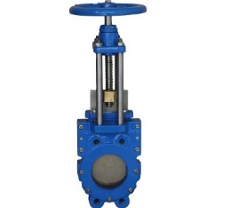 Шиберные затворы. Основные области применения таких задвижек - для трубопроводов, транспортирующих воду, сточные воды, различные консистенции бумажных пульп, различные древесные массы, суспензии, порошки, пыль цементную (только в варианте "полностью открыто / полностью закрыто" и ни в коем случае не для дозирования) и многое другое  Задвижка шиберная (затвор ножевой) – разновидность задвижек, в которой запорный элемент, выполнен в виде плоского ножа (шибера). Основным механизмом шиберной задвижки является нож, который представляет собой стальную пластину со штоком. Запорный механизм движется по направляющим между двумя фланцами и прерывает поток. Традиционные клиновые задвижки имеют конструкцию, в которой есть места, где могут скопиться остатки рабочей среды, так называемые "застойные зоны". Собравшиеся там твердые частицы могут нарушить нормальную ее работу. Задвижки шиберные (затворы ножевые), благодаря своей конструкции, лишены этого недостатка: они имеют нож, который при открывании выходит наружу, а при закрывании острым краем рассекает твердые частицы рабочей среды, что обеспечивает герметичность. Шиберные задвижки используются в разных сферах: в очистных сооружениях, системах канализации, целлюлозно-бумажной, пищевой, энергетической, химической, горнодобывающей и многих других отраслях промышленности. Рабочими средами могут быть сточные воды, различные консистенции бумажных пульп, различные древесные массы, суспензии, порошки, пыль цементная и многое другое. Широкое применение шиберные ножевые задвижки находят также в  текстильной промышленности, и в сфере водоснабжения, водоотведения, ЖКХ (очистка канализационных и сточных вод), а также на трубопроводах с высоким содержанием абразивных частиц в рабочей среде. Задвижка шиберная (затвор ножевой) ABRA-KV-01 является специальной арматурой, используемой в довольно суровых и жестких условиях. Задвижки шиберные (затвор ножевой) ABRA-KV-01 применяются для полного закрытия или открытия потока среды, т.е. являются запорной арматурой. Такая шиберная задвижка имеет двухстороннюю герметичность. Задвижка шиберная ABRA-KV-01 управляется штурвалом с невыдвижным штоком. Задвижки проходят двойной контроль качества - после гидроиспытаний дополнительно испытываются воздухом.