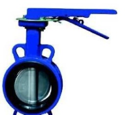 Затворы поворотные. Инструкция по установке затворов поворотных дисковых (батерфляй).  затвор дисковый поворотный    ПОДБОР ФЛАНЦЕВ    1. Для установки поворотных затворов Компания Тех01 рекомендует применять только воротниковые фланцы ГОСТ12821-80. Применение плоских фланцев при монтаже приведет к залипанию дискового затвора вплоть до его разрушения, так как сварной шов может помешать полному открытию затвора.  2. Перед началом монтажа необходимо убедиться в соответствии диаметра фланцев и условного диаметра затвора поворотного, они должны соответствовать. Ошибочный подбор фланцев с меньшим диаметром, чем указан на поворотном затворе так же приведет к физическому воздействию на запирающий диск поворотного затвора, что не является гарантийным случаем, и может разрушить поверхность диска затвора. При ошибочном использовании фланцев большего диаметра, уплотнение дискового затвора не будет полностью перекрыто зеркалом фланца, что приведет к разрушению уплотнения дискового поворотного затвора.    МОНТАЖ ЗАТВОРА НА ТРУБОПРОВОД    1. Положение фланцев на трубопроводе должно быть строго параллельно, на расстоянии позволяющем обеспечить свободный ход - монтаж и демонтаж дискового затвора. 2. Положение отверстий под шпильки должно полностью совпадать на обоих фланцах, так как монтаж затвора осуществляется шпильками. Монтаж маленьких диаметров затворов может быть осуществлен длинными болтами. Уплотнительные материалы (прокладки) для монтажа затвора поворотного не применяются, уплотнение происходит по средствам манжеты затвора поворотного. 3. Положение поворотного затвора на трубопроводе: для удобства управления затвором и уменьшения износа манжеты (седлового уплотнения затвора) желательно устанавливать горизонтально по отношению к штоку затвора. 4. Перед монтажом фланцев на трубопровод необходимо осмотреть поверхность зеркала фланца, оно не должно быть повреждено и иметь сколы и выбоины. 5. Монтаж затвора производится при приоткрытом положении диска затвора, но не в полном положении открыто, так чтобы диск не мешал при продольном перемещении между зеркалами фланцев. 6. При монтаже затвора необходимо наживить все шпильки (болты) не стягивая их до конца от центровать затвор и перевести диск затвора поворотного в положение открыто. 7. Произведите стяжку шпилек или болтов постепенно и равномерно по всем имеющимся гайкам, по принципу звездочки или через одну гайку. Проверьте ход диска затвора, медленно переведите рукоятку в положение закрыто. При правильном монтаже, усилий в изменении положении диска затвора возникнуть не должно. При управлении затвором при помощи привода или редуктора, для легкости монтажа можно произвести монтаж затвора, а потом при полной затяжке шпилек установить электропривод, редуктор или пневмопривод.    ЭКСПЛУАТАЦИЯ    1. Важно знать, что при эксплуатации затвора во избежание гидравлических ударов должно быть осуществлено плавное открытие и закрытие ручкой затвора. Управление редуктором или другим устройством, таким как электропривод или пневмопривод, по умолчанию несет под собой плавное открытие и закрытие дискового поворотного затвора (затвора батерфляй). 2. Поворотные затворы используют только в том случае если характеристики системы (среды использования) не превышают максимально допустимого предела характеристик затвора в соответствии с его техническими характеристиками, проконсультируйтесь со специалистами Компании Тех01!